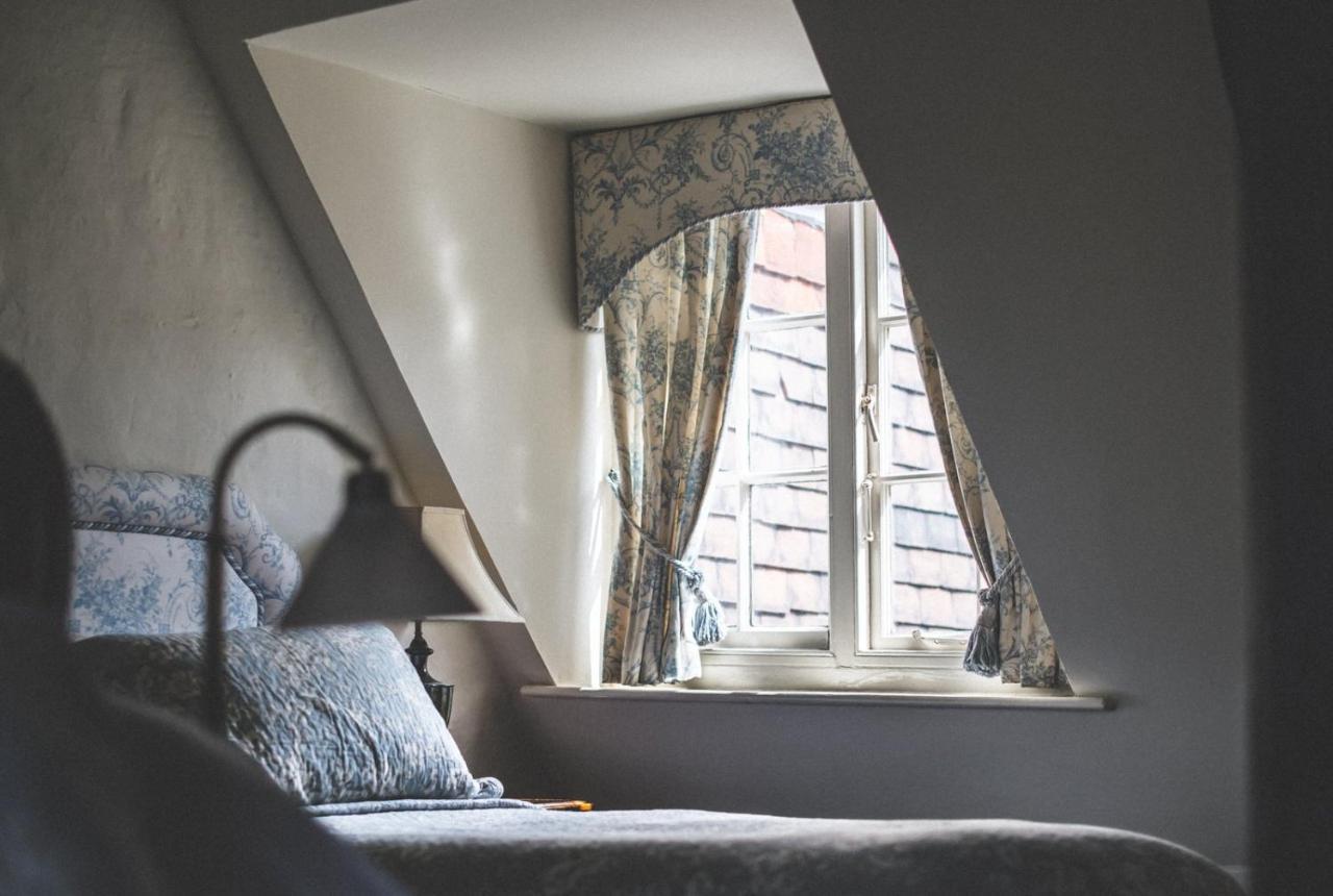 Jeakes House Bed & Breakfast Rye Dış mekan fotoğraf A window in the bedroom of the house