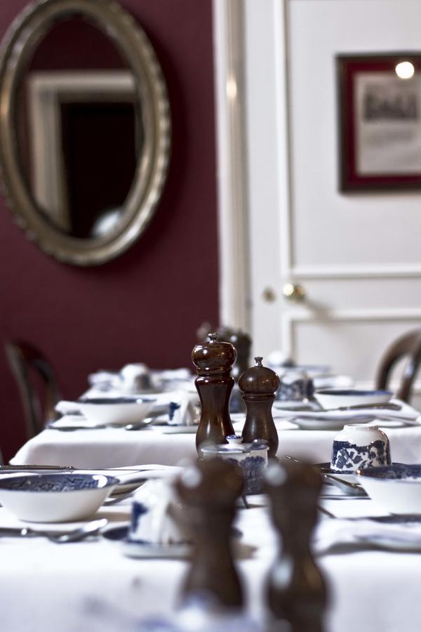 Jeakes House Bed & Breakfast Rye Dış mekan fotoğraf Salt and pepper shakers on a restaurant table